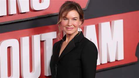 Renée Zellweger Was Encouraged to Drink Wine Before Nude。